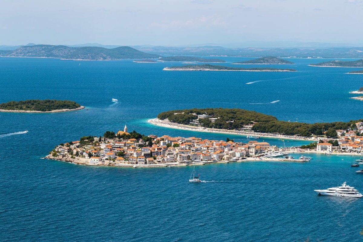 Escale pour voiliers dans les Cyclades selon quatre objectifs