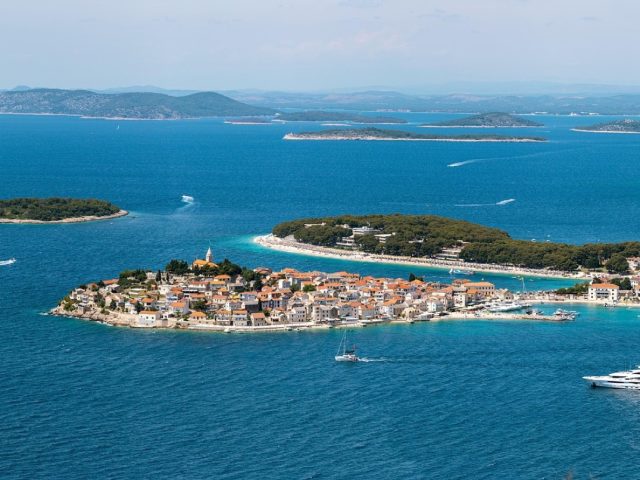 Escale pour voiliers dans les Cyclades selon quatre objectifs