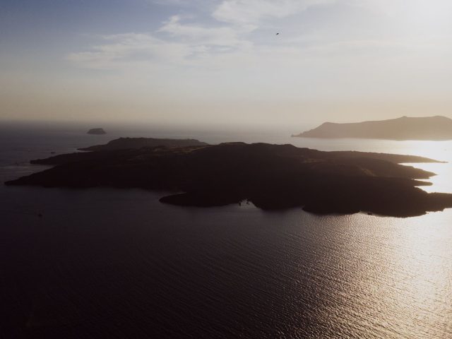 Ce que Santorin ne vous dit pas : la résistance d’une île des Cyclades au surtourisme